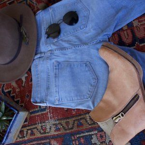 Frame Light Wash Skinny Jeans